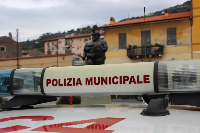Lucca, viaggiava con una RC auto falsa: multa e sequestro del veicolo.