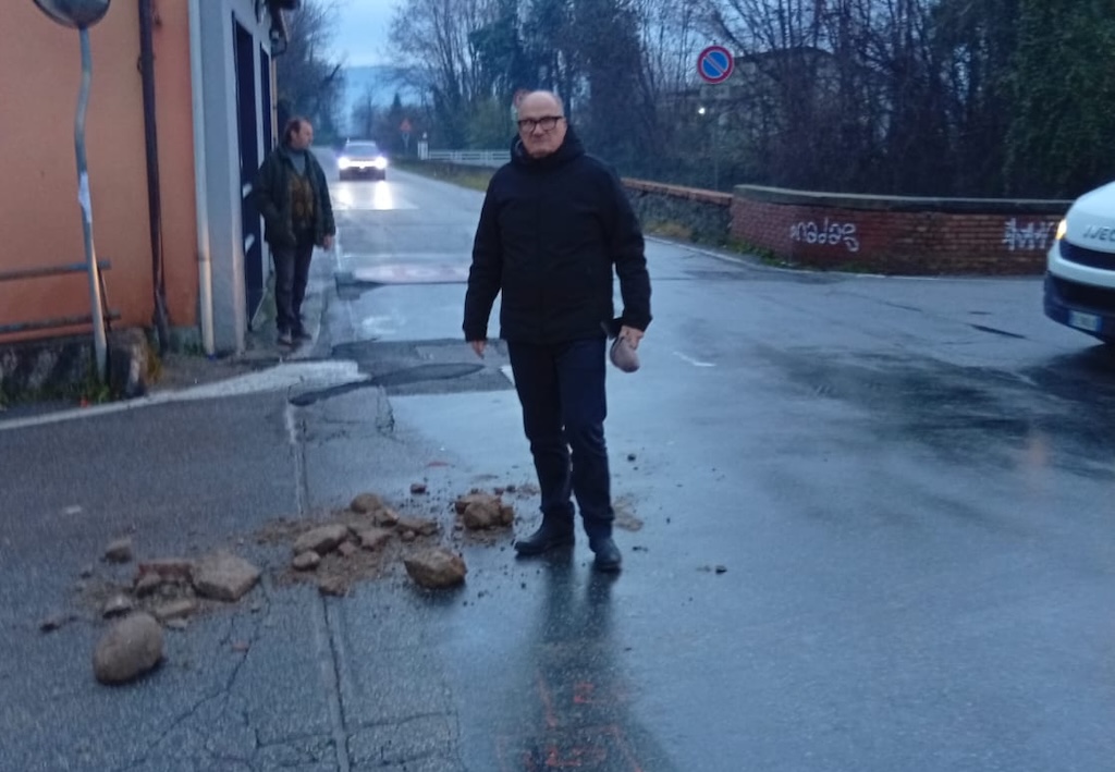 Marlia: camione perde massi, un consigliere fa da vigile urbano