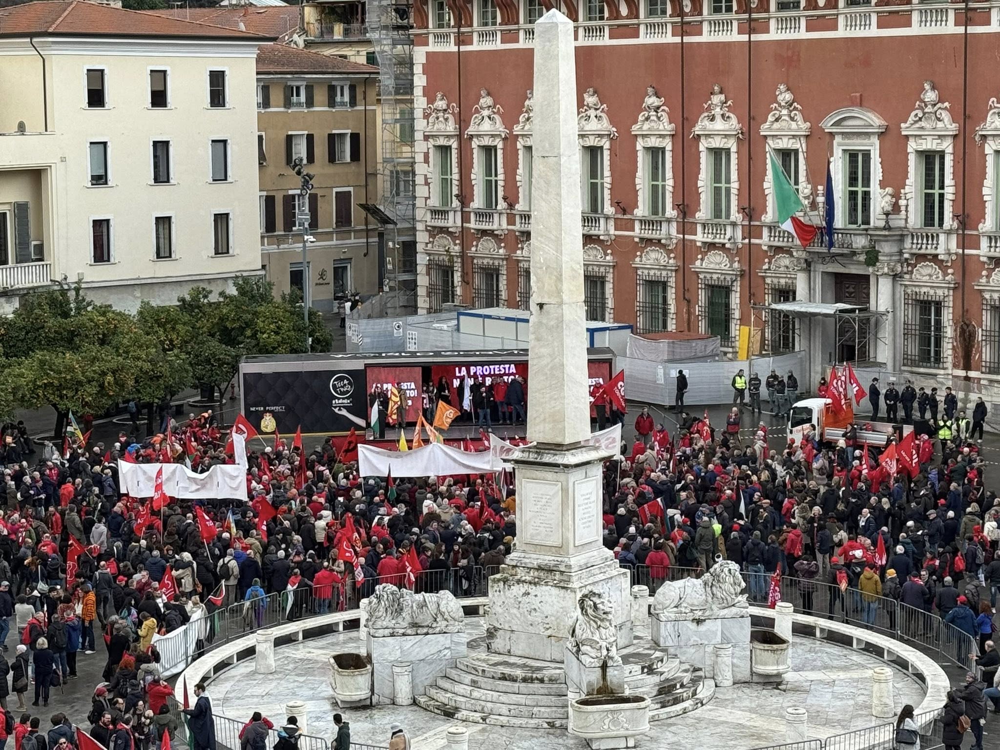 Migliaia di persone a Massa per la manifestazione Cgil contro la repressione del dissenso