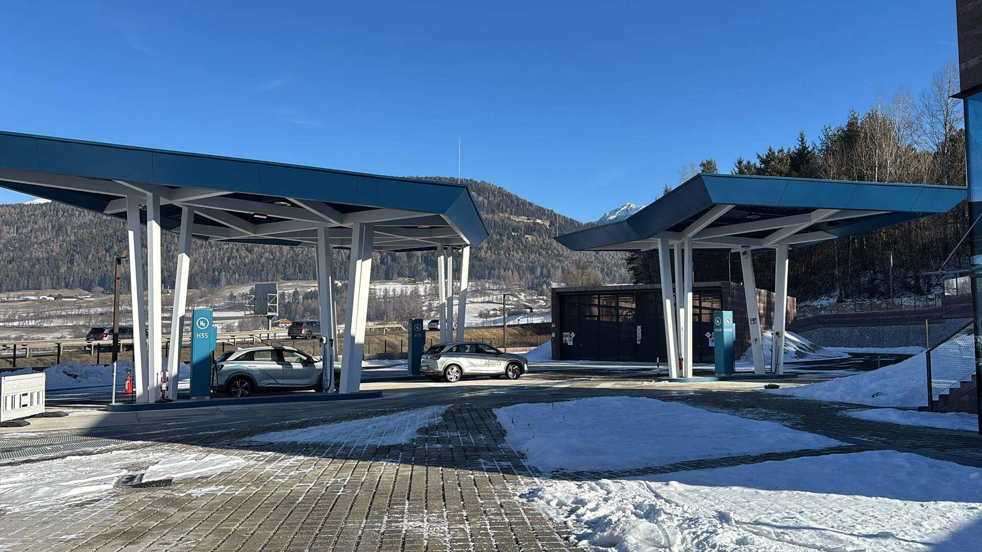 Mobilità: inaugurata la prima stazione di rifornimento combinata di idrogeno ed elettricità a Brunico