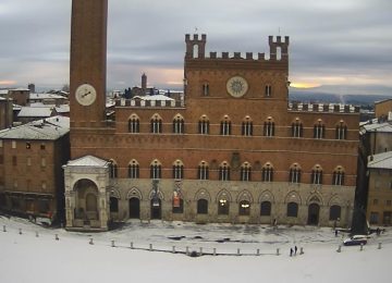 Neve a Siena: chiusura di scuole e centri per anziani e disabili.