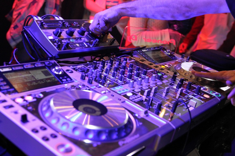 Oltre 250 eventi, ma 220mila euro non dichiarati: guai per il DJ versiliese