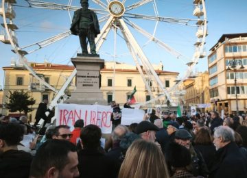 Pisa a sostegno dell'Iran: oltre 200 partecipanti al flash mob e corteo