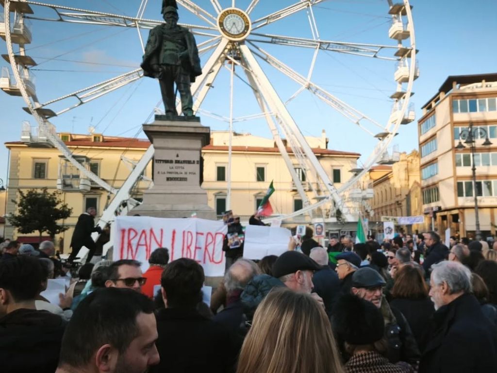 Pisa a sostegno dell'Iran: oltre 200 partecipanti al flash mob e corteo