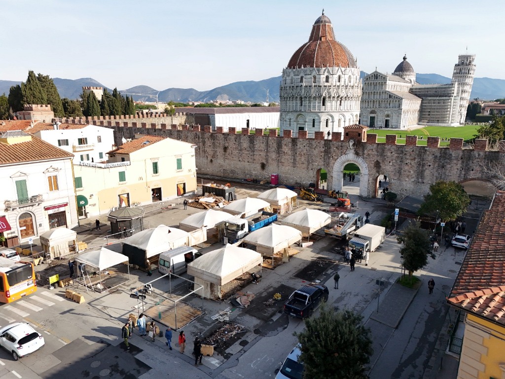 Pisa: approvata la rimozione totale delle vecchie bancarelle in Piazza Manin