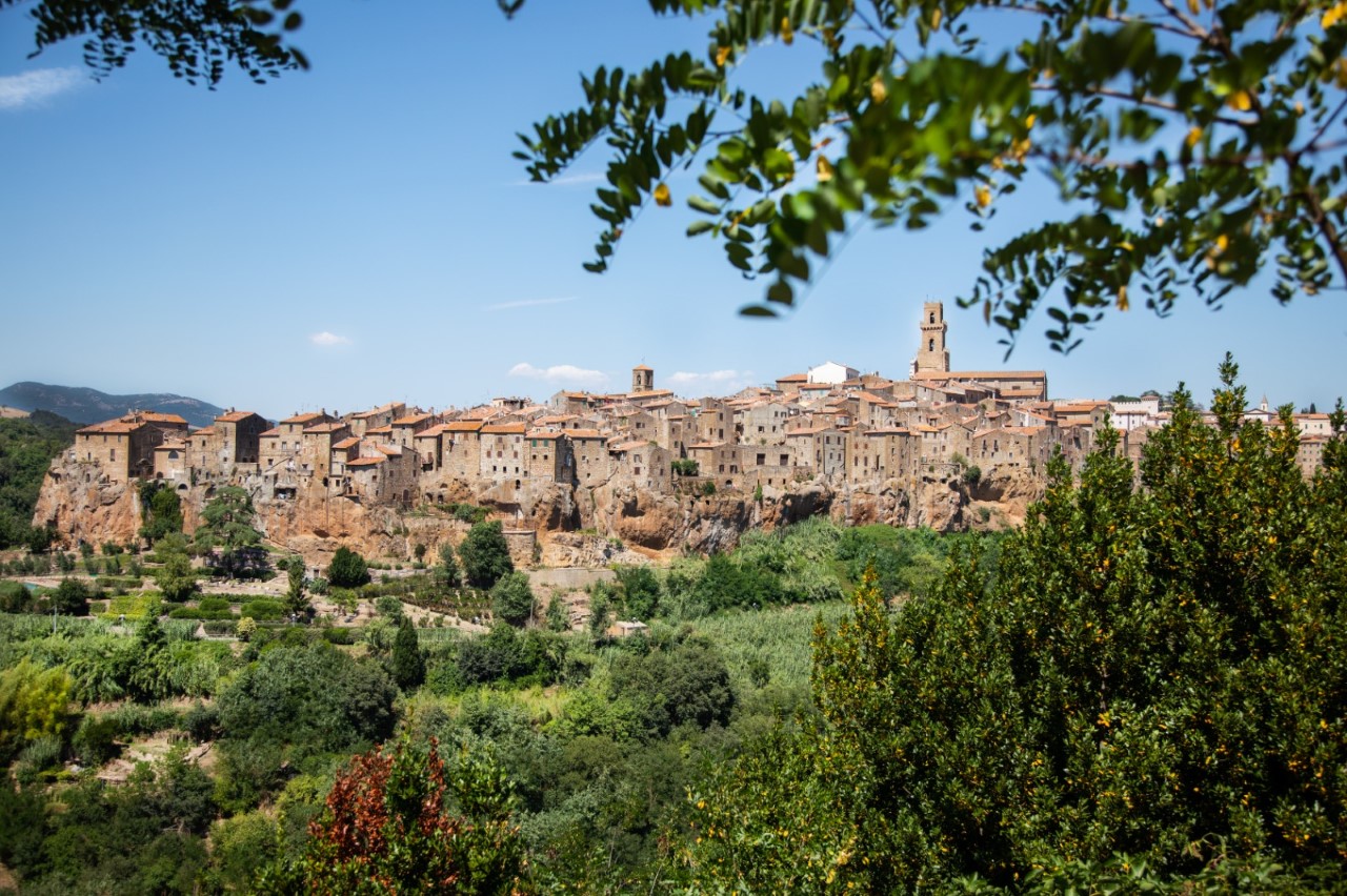 Pitigliano dedica una strada ad Antonio Santarelli, carabiniere ucciso durante un controllo.