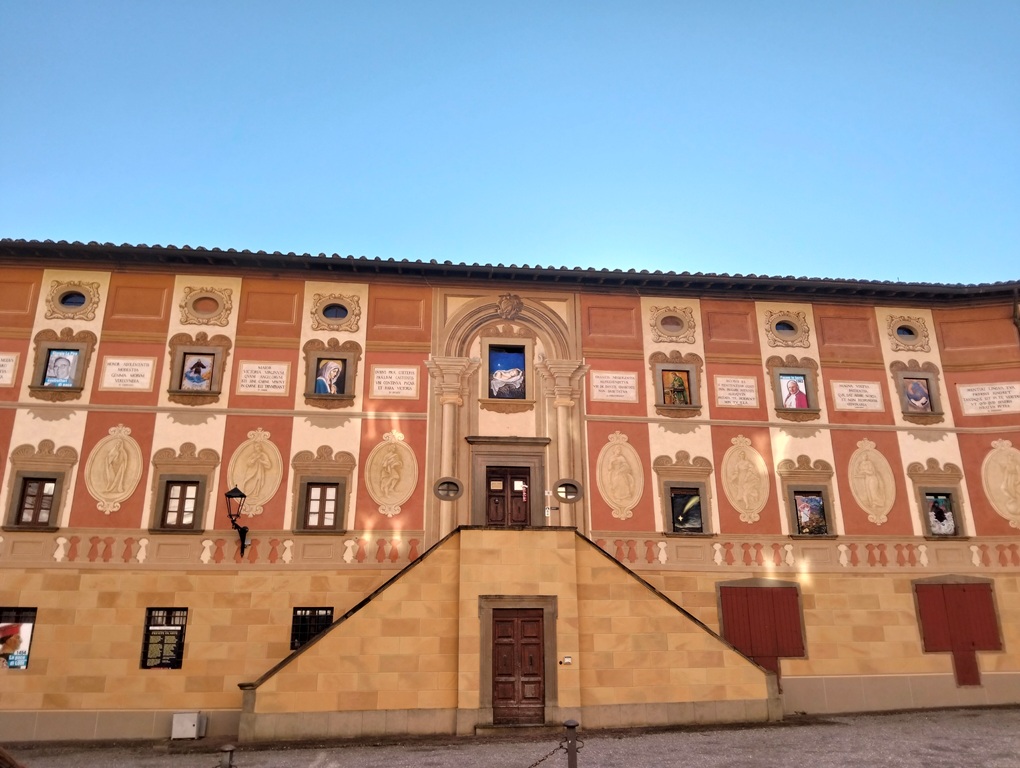 Presepi d'arte alle finestre del seminario di San Miniato: un cammino di pace tra storia e contemporaneità.