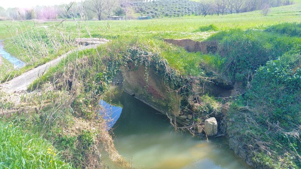 Rimosso il ponte inclinato sul rio di Valbugiana a Fucecchio