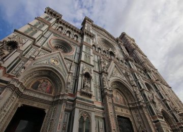 Rissa epica a colpi di sedie e tavoli in Piazza del Duomo a Firenze durante la notte di Capodanno