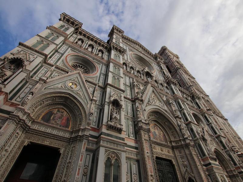 Rissa epica a colpi di sedie e tavoli in Piazza del Duomo a Firenze durante la notte di Capodanno