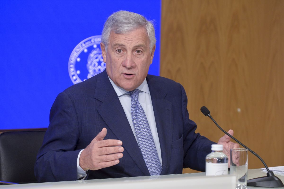 Sanità: Tajani propone di superare le incompatibilità per aumentare il numero di medici disponibili nel SSN.