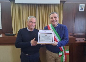 Santa Croce sull'Arno rende omaggio al Brigadiere Capo QS Paonessa: una targa dal Sindaco Giannoni per il pensionamento