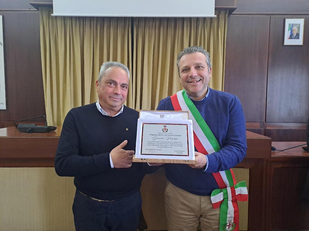 Santa Croce sull'Arno rende omaggio al Brigadiere Capo QS Paonessa: una targa dal Sindaco Giannoni per il pensionamento