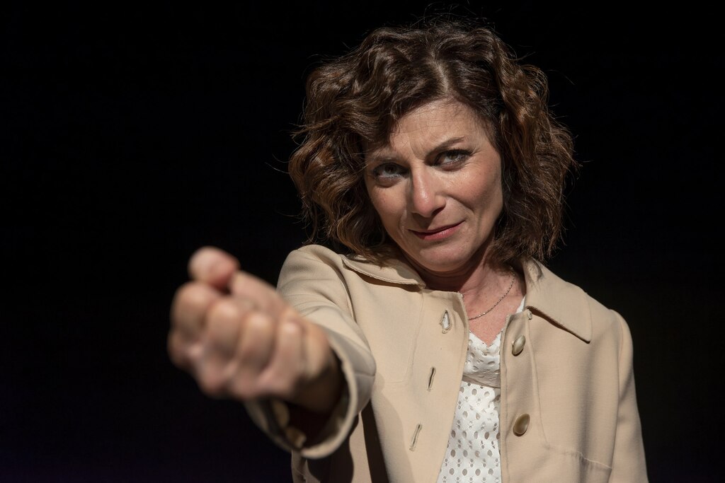 Silvia Frasson porta "Le voci della sera" di Ginzburg in scena teatrale