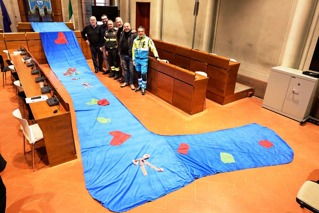 Torna la Befana a Empoli tra festa e solidarietà: discesa e salvataggio in Piazza dei Leoni