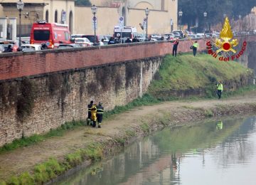 Uomo cade nell'Arno a Firenze, salvato dai vigili del fuoco
