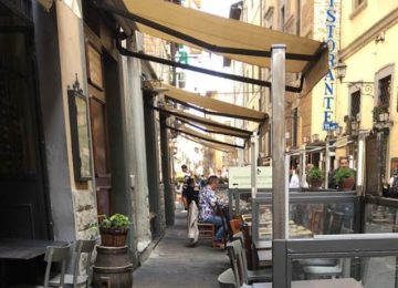 Vandalismo sui dehors dei locali del centro di Firenze