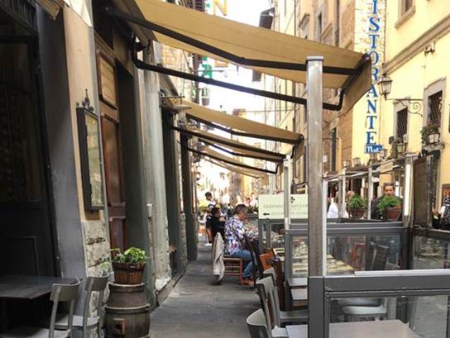 Vandalismo sui dehors dei locali del centro di Firenze