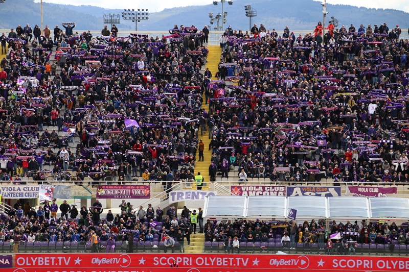 Scontri tra tifosi di Fiorentina e Roma, divieto di trasferte fino alla fine della stagione.