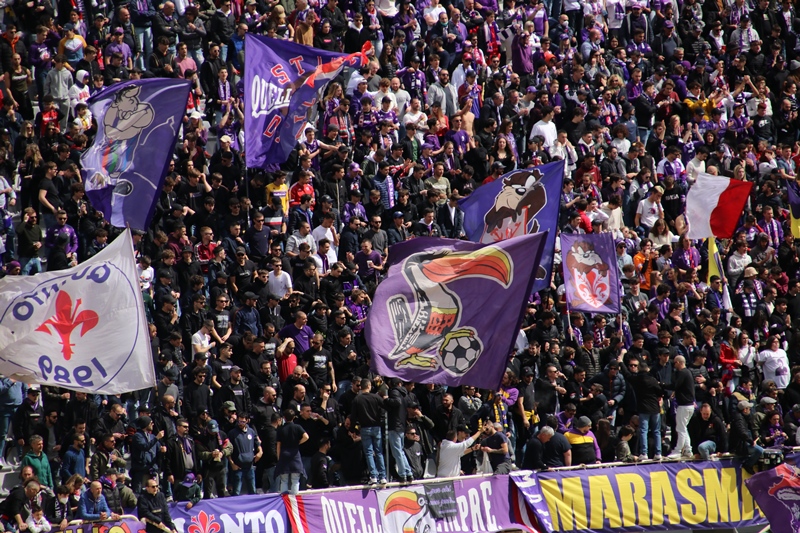 Bologna-Fiorentina in campo: "Onoriamo il presidente Commisso"
