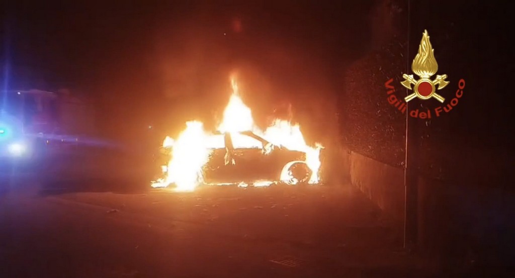 Auto in fiamme nella notte ad Altopascio: avviate indagini per incendio doloso
