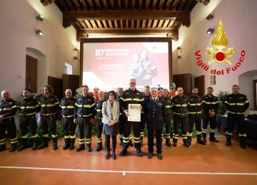 Festa dei Vigili del Fuoco: il comando di Firenze riceve una benemerenza per il soccorso al deposito Eni
