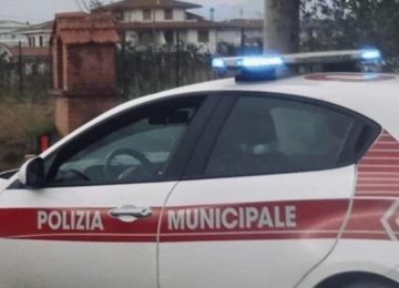 Firenze, tenta di fuggire e getta la droga nel torrente: arrestato