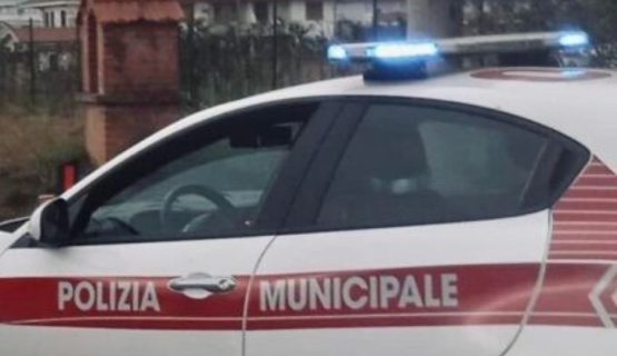 Firenze, tenta di fuggire e getta la droga nel torrente: arrestato