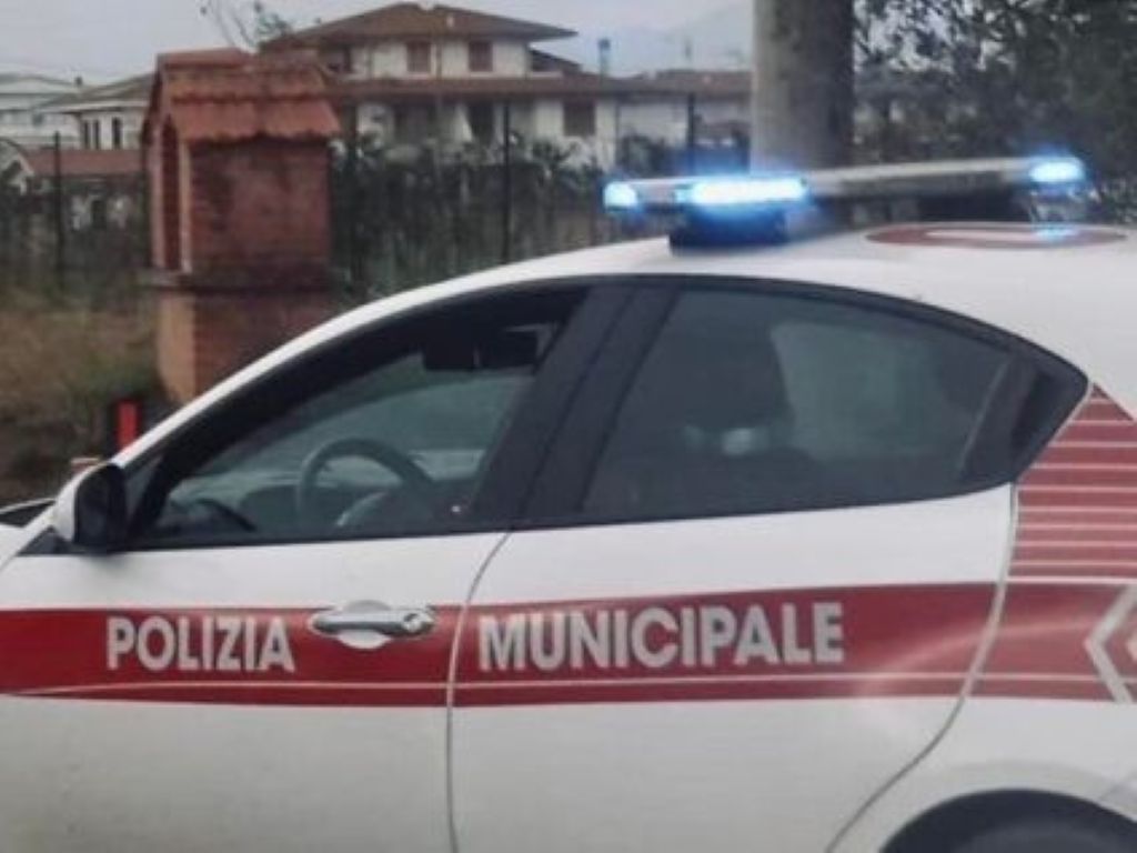 Firenze, tenta di fuggire e getta la droga nel torrente: arrestato