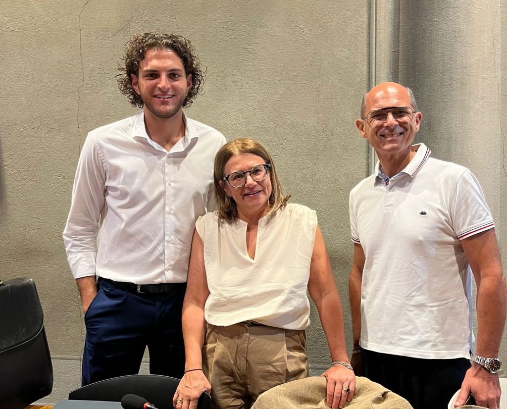 rewrite this title Scuola, FdI Empoli interroga il sindaco: "Deve rimanere luogo di formazione libera, equilibrata e pluralista"in Italian