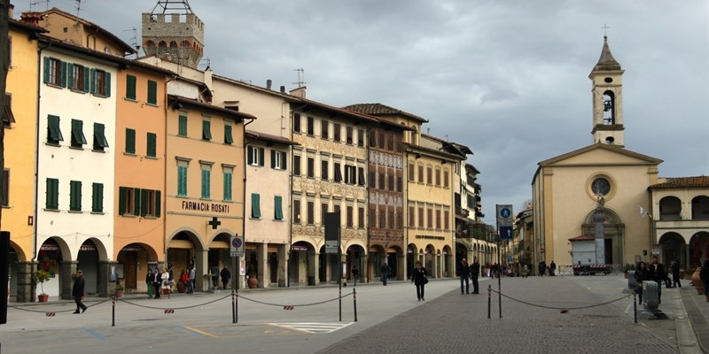 rewrite this title Figline e Incisa Valdarno, due tirocini retribuitiin Italian