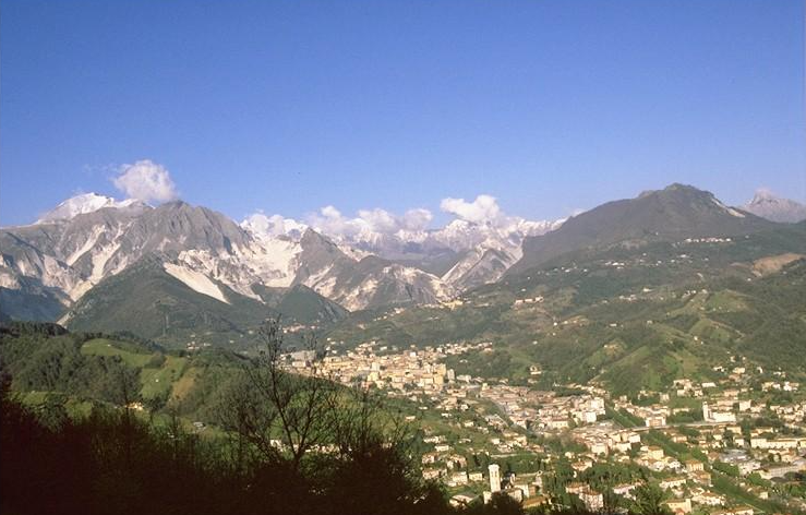 rewrite this title A Carrara primo corso ingegneria digitale, Manetti: "Rafforza il territorio"in Italian