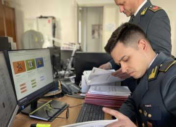 rewrite this title Massa Carrara, fanno sparire 2 milioni dalla cassa societaria: sequestro da mezzo milione per due imprenditoriin Italian