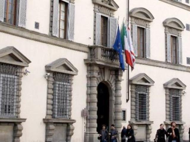 rewrite this title Nono assessore in Regione, Più Certaldo: "Più attenti alle poltrone che ai cittadini"in Italian