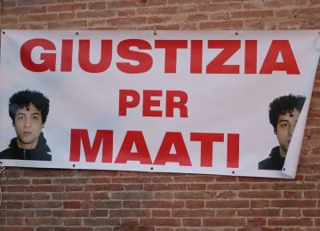 rewrite this title Omicidio Maati Moubakir, il legale: "Imputati facciano ritrovare le armi, zero collaborazione"in Italian