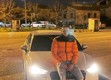 rewrite this title Omicidio Montecalvoli, la ricostruzione: tutto sarebbe partito da un colpo a un'autoin Italian