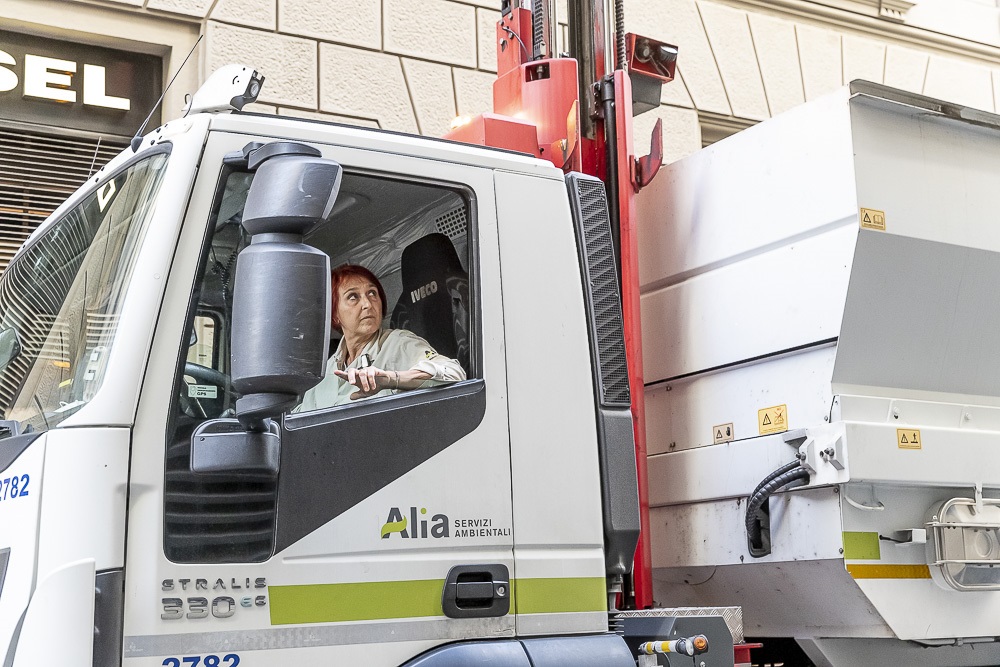 rewrite this title Plures Alia potenzia i servizi e gli sportelliin Italian