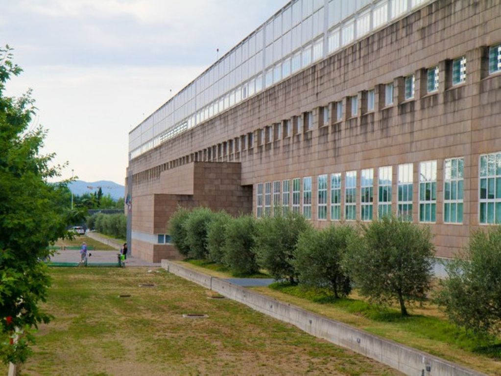 rewrite this title Punto nascita Montevarchi, Ministero sospende decisione e chiede nuova documentazionein Italian