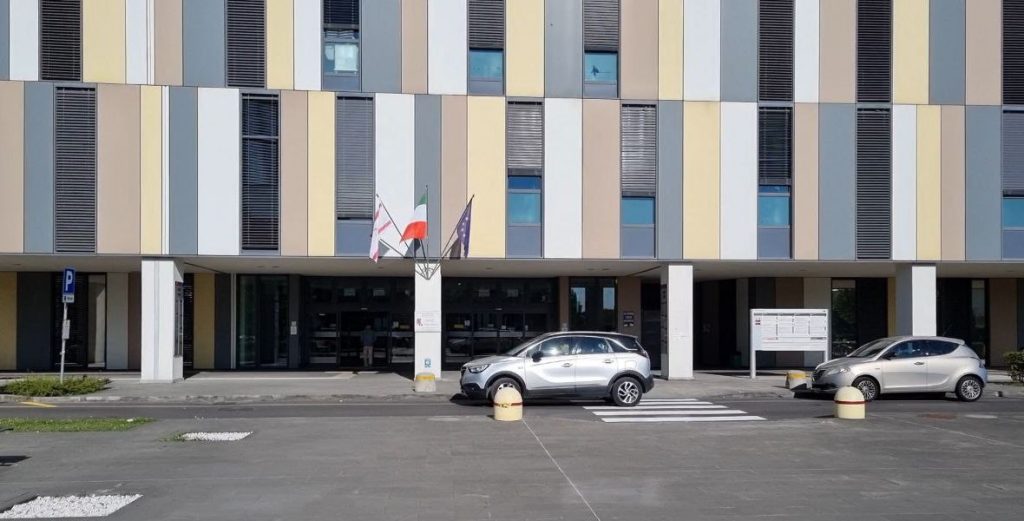 rewrite this title Scontro tra auto in Garfagnana, muore 58enne. In ospedale anche un bambinoin Italian