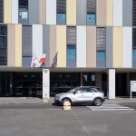 rewrite this title Scontro tra auto in Garfagnana, muore 58enne. In ospedale anche un bambinoin Italian