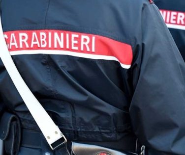 rewrite this title Sicurezza a Firenze, tre arresti dei Carabinieriin Italian