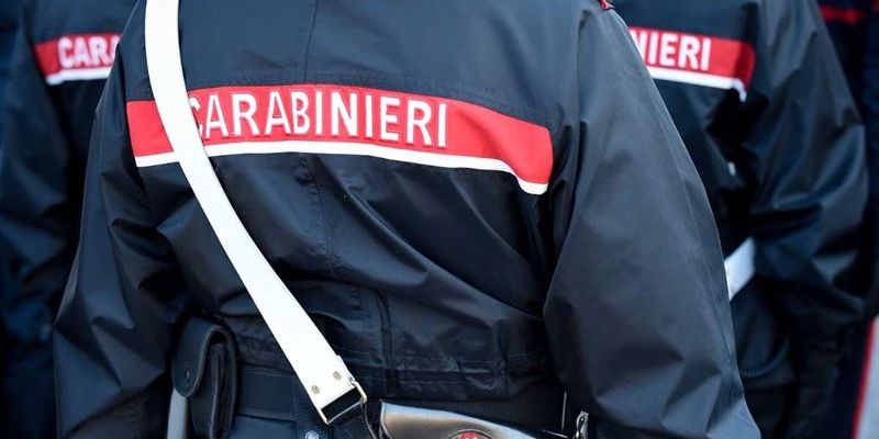rewrite this title Sicurezza a Firenze, tre arresti dei Carabinieriin Italian