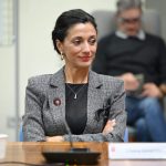 rewrite this title Tax credit, Manetti: "Preoccupa lo stop carta. Toscana continua a sostenere il settore"in Italian