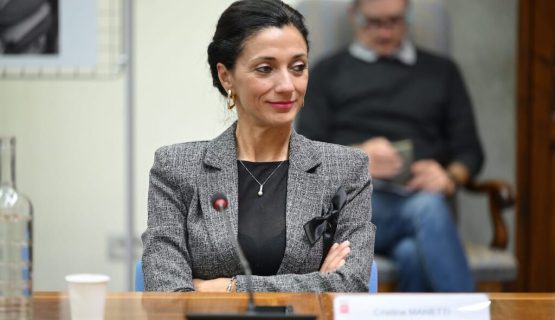 rewrite this title Tax credit, Manetti: "Preoccupa lo stop carta. Toscana continua a sostenere il settore"in Italian