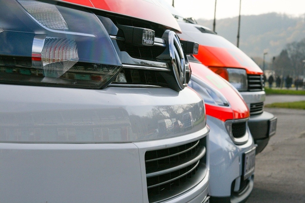 rewrite this title Trovato senza vita in casa, sospetti sul monossido di carbonioin Italian