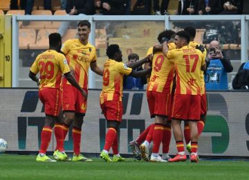 La Cremonese si risveglia troppo tardi: il Lecce trionfa 2-1 nella battaglia per la salvezza.