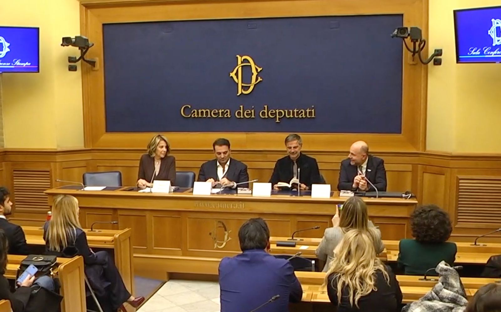 Beppe Convertini esplora l'Italia dei borghi in un libro avvincente.