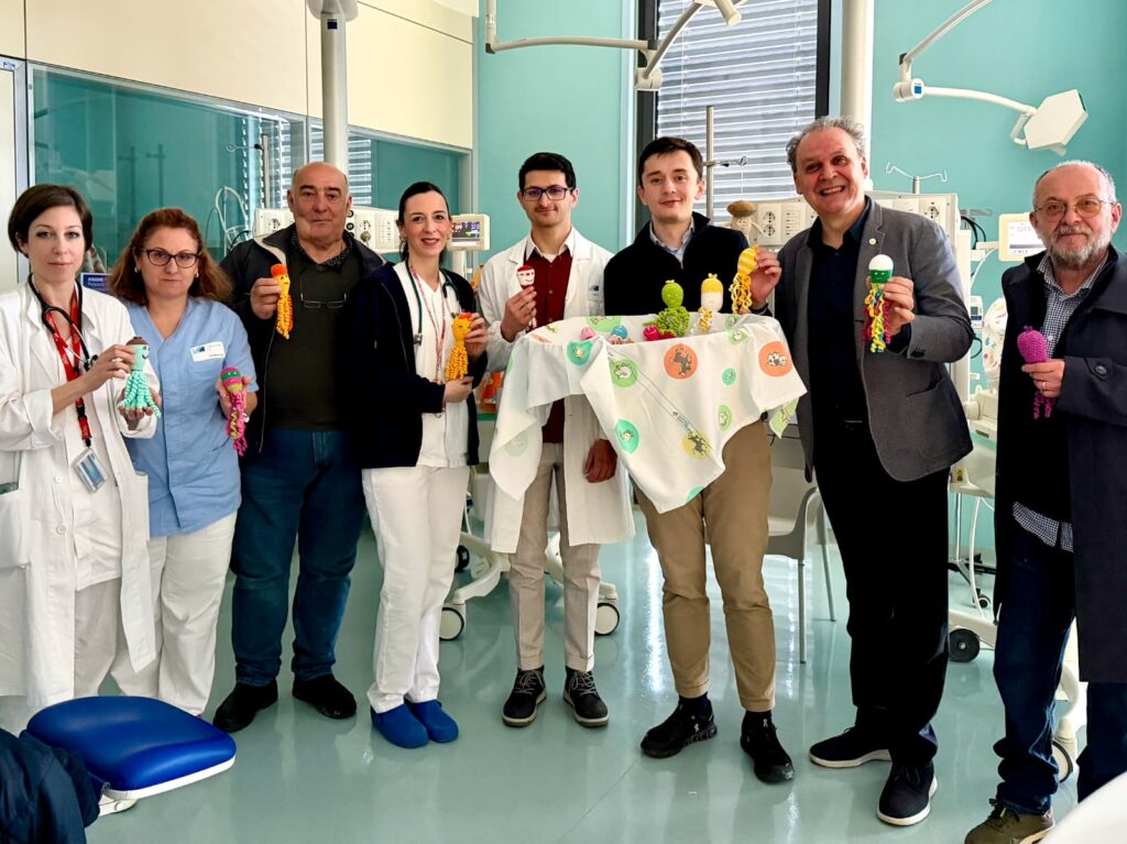 Al San Jacopo arrivano i 'polpetti' per i nati prematuri: consegna con il sottosegretario Dikain