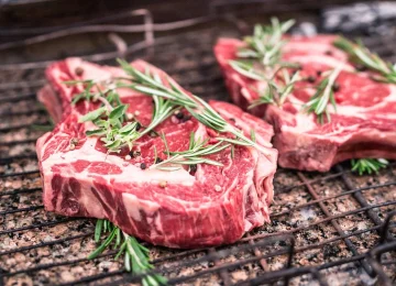 Alzheimer: Mangiare carne protegge dal morbo, uno studio rivoluzionario