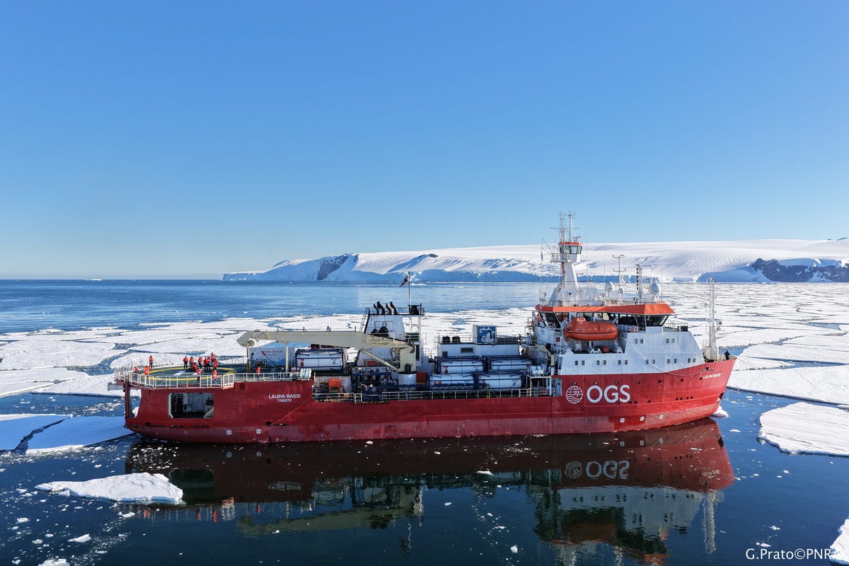 Antartide: La nave "Laura Bassi" completa la campagna di ricerca estiva